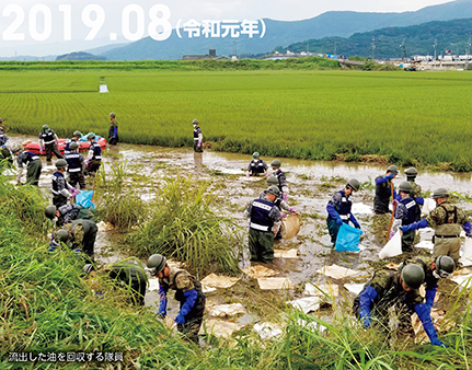 流出した油を回収する隊員