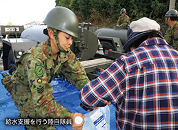 給水支援を行う陸自隊員