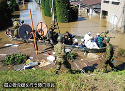 孤立者救援を行う陸自隊員