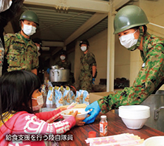 給食支援を行う陸自隊員