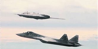 第5世代戦闘機と共同飛行する大型攻撃用無人機「オホートニク」【ロシア国防省】