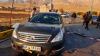 テヘラン郊外で襲撃されたイランの核科学者ファクリザデ氏が搭乗していた車【AFP＝時事】