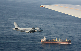 わが国周辺海域において警戒監視にあたる海自P-1哨戒機と商船