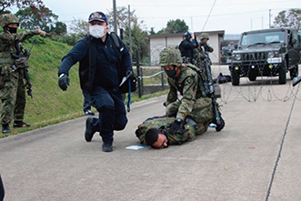 治安出動下令下における共同要領について訓練を実施する石川県警の警察官と陸自隊員（2020年12月）