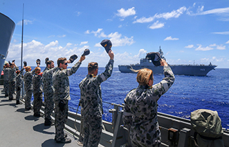護衛艦「いせ」に帽子を振る豪海軍フリゲート艦「STUART」乗組員（2020年9月）