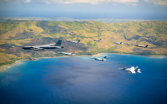 日米豪共同訓練において、米空軍機とともに編隊飛行する空自F-15J戦闘機（左から2機目）（2021年2月）