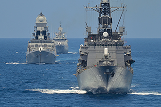 インド海軍と日印共同訓練（JIMEX）を実施する護衛艦「いかづち」（2020年9月）