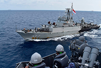 日インドネシア親善訓練において護衛艦「いかづち」に近接するインドネシア海軍フリゲート艦「ジョン・リー」（2020年10月）