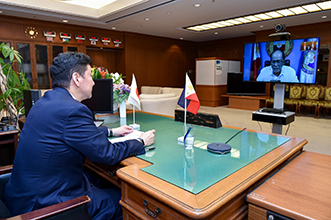 フィリピン国防大臣とテレビ会談を行う岸防衛大臣（2020年10月）