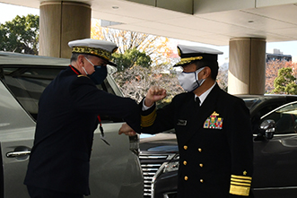 訪日したフランス海軍参謀長を防衛省で出迎える山村海幕長（2020年11月）