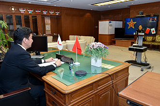 中国国務委員兼国防部長とテレビ会談する岸防衛大臣（2020年12月）