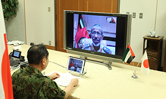 UAE国軍参謀長とテレビ会談を行う山崎統幕長（2020年7月）