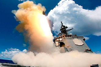 米海軍主催多国間共同訓練「リムパック2020」においてミサイル射撃訓練を行う護衛艦「あしがら」（2020年8月）