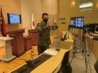 パプアニューギニア陸軍に対しオンライン教育を行う陸自隊員（2021年3月）