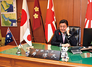 新型コロナウイルス感染症の影響に伴い、例年以上に電話会談などを行う岸防衛大臣
