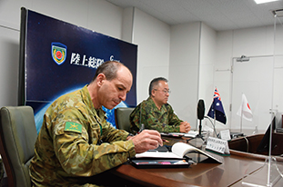陸上総隊司令官と豪陸軍第1師団長との懇談（VTC）において連絡・調整にあたる筆者（手前）