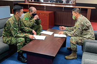 豪陸軍第1師団主催会議について日米豪間で調整にあたる筆者（左奥）