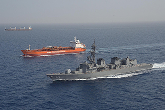 アデン湾における海賊対処行動に従事する護衛艦「おおなみ」（2020年6月）