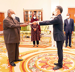 ジブチ大統領に信任状を捧呈する筆者（手前右）【ジブチ大統領府】