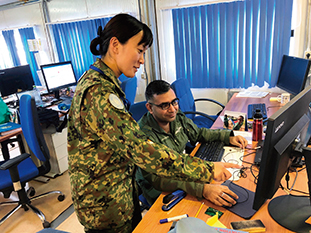 インド空軍少佐と調整を行う筆者（左）