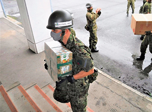 山江村体育館にて災害派遣活動に従事する筆者