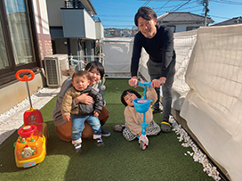 家族との一コマ（筆者：左から2人目）