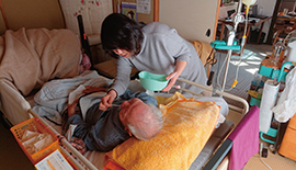 父の介護をする妻（口腔内清拭）