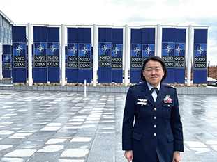 NATO本部前にて