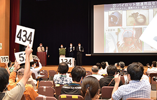 河野大臣の進行のもと、せりが行われている様子