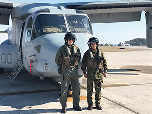 V-22の操縦方法の指導にあたる米軍教官と（筆者：右）