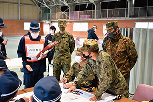 武装工作員への対処要領について確認する隊員