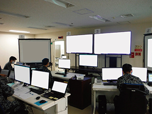 宇宙領域シミュレータを使用した訓練風景