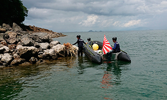 令和2年7月豪雨において人命救助にあたる海自隊員