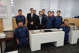 消防本部職員と筆者（中央）
