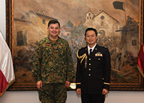 陸軍大将リカルド・マルチネス司令官を表敬する筆者（右）