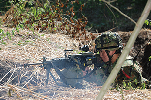 敵に応戦する機関銃手の様子