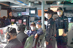 艦上において訓練指導中の筆者（手前左から3人目）