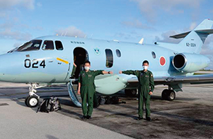 U－125A捜索機がアンダーセン空軍基地に着陸後の出迎え（筆者：右側）