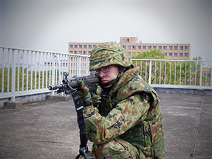 射撃の訓練に参加する筆者