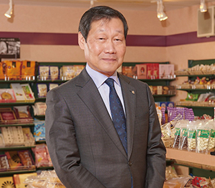 小黒　敏行 氏