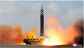 2022年4月25日のパレードに登場した北朝鮮が「極超音速ミサイル」と称する「火星8」型【AFP＝時事】