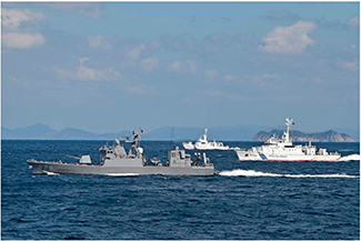 不審船対処訓練に参加する海自艦艇と海上保安庁巡視船