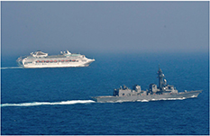 アデン湾で船舶の直接護衛をする護衛艦「いかづち」(2023年11月)