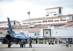 岡山空港に展開したF-2戦闘機