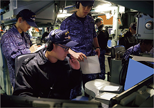 統合防空ミサイル防衛訓練実施中のイージス艦「まや」CIC
