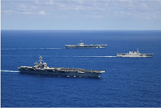 沖縄南方で米海軍「セオドア・ルーズベルト」、「カール・ヴィンソン」空母打撃群と共同訓練を行う護衛艦「いせ」（写真中央）（2024年1月）