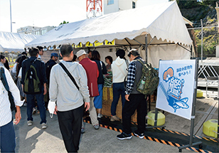 海自横須賀地方総監部で実施した「オータムフェスタ2023」において、「艦めしーふーど」のロゴマークを用いて国産水産物を販売する様子（2023年10月）