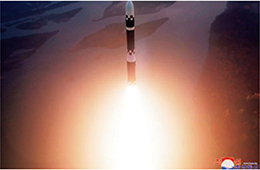 ICBM級弾道ミサイル「火星19」発射時に北朝鮮が公表した画像【時事通信フォト】