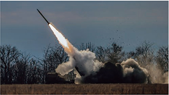 発射されるウクライナ軍の高機動ロケットシステムHIMARS（ウクライナ南部ヘルソン州）【EPA＝時事】