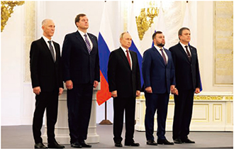 ウクライナ東部および南部4州の「編入」式典におけるプーチン大統領（中央）、4州の「首長」および「州知事」（2022年9月）【ロシア大統領府】